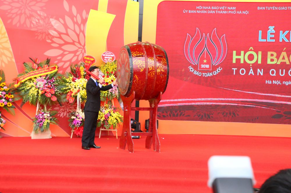 Ông Hồ Quang Lợi - Phó Chủ tịch Thường trực Hội Nhà báo Việt Nam đánh trống chính thức khai mạc Hội báo Toàn quốc 2018